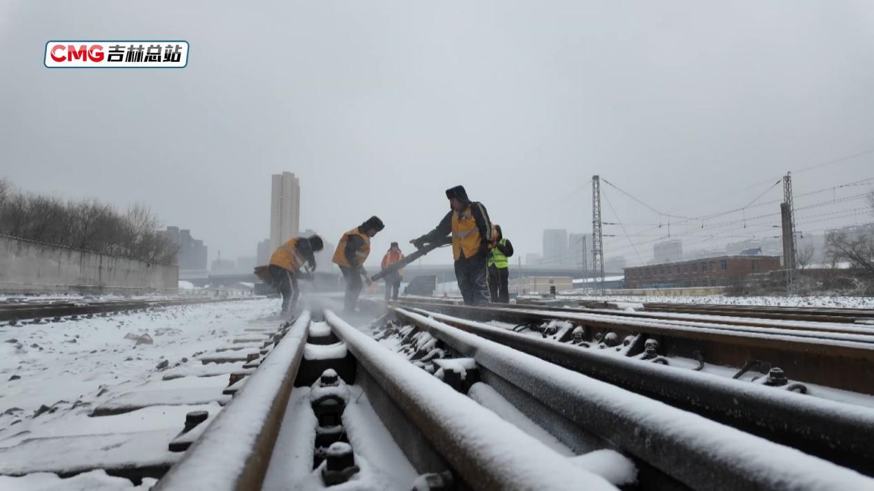 寒潮雨雪来袭 吉林各部门迅速出动