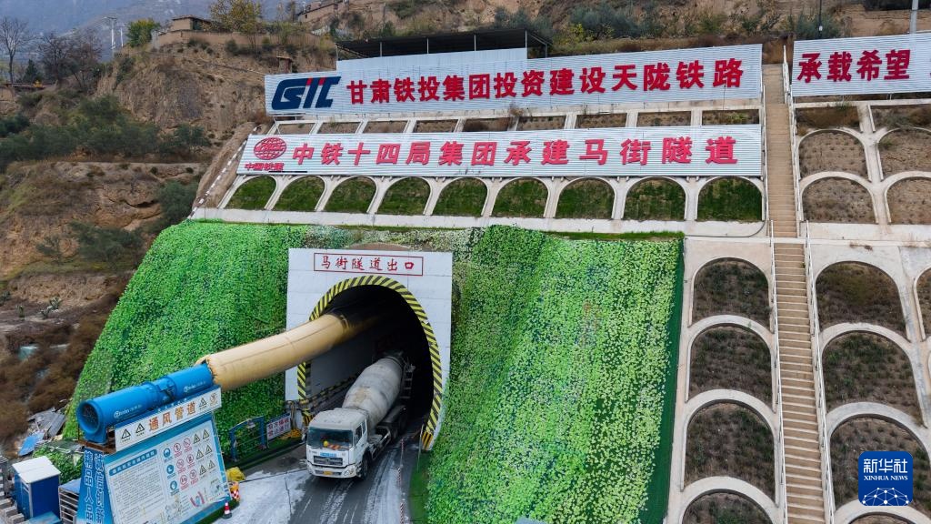 甘肃陇南：建设交通路网 破除山水阻隔
