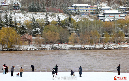 一夜雪絮至 金城披银装
