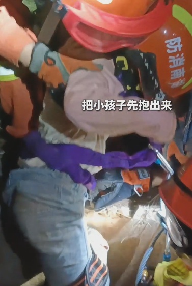 一出溜，5岁女童滑进15米深的“钢筋井”中