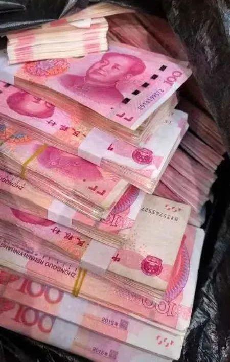 黑夜上演“围堵大战”,5分钟拦下30万! 黑夜上演“围堵大战”,5分钟拦下30万!