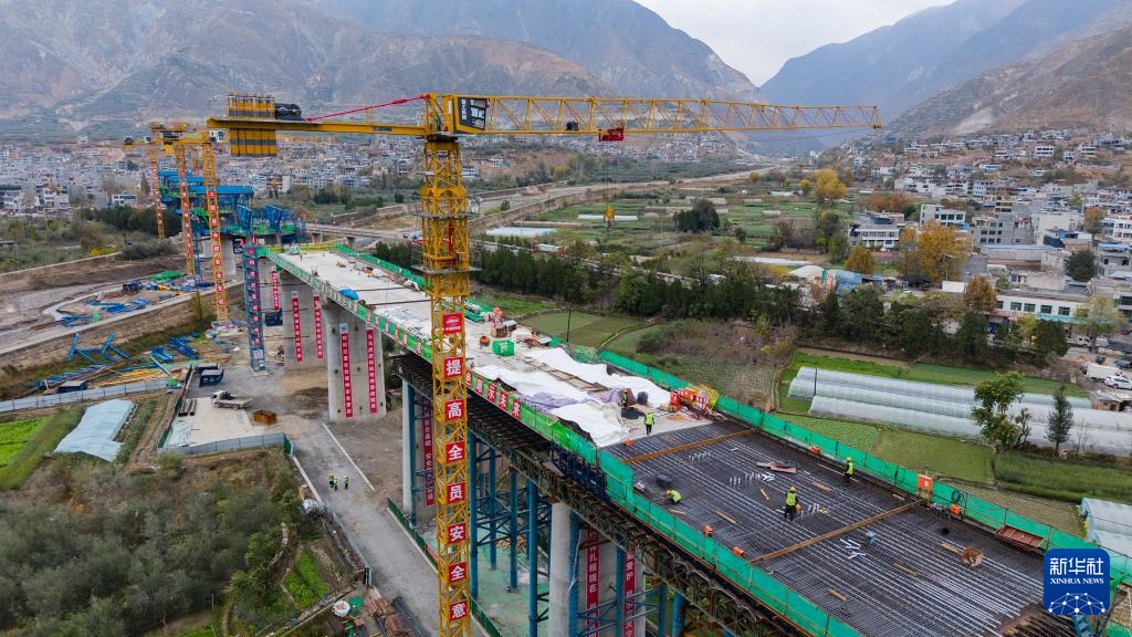 甘肃陇南：建设交通路网 破除山水阻隔