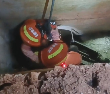 一出溜，5岁女童滑进15米深的“钢筋井”中