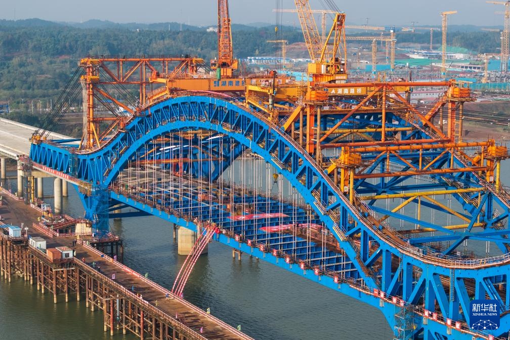 长沙暮坪湘江特大桥顺利合龙