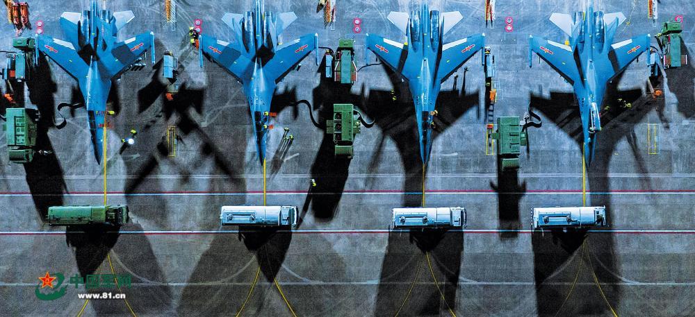 暗夜,战鹰列阵出征!空军某场站保障夜间飞行训练影像 暗夜,战鹰列阵出征!空军某场站保障夜间飞行训练影像