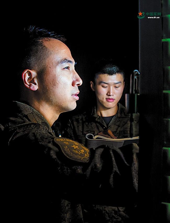 暗夜,战鹰列阵出征!空军某场站保障夜间飞行训练影像 暗夜,战鹰列阵出征!空军某场站保障夜间飞行训练影像