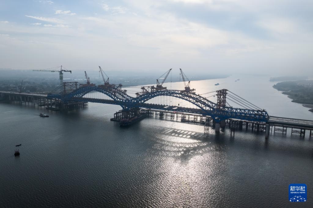 长沙暮坪湘江特大桥顺利合龙