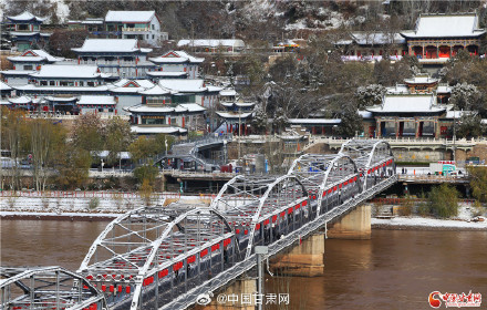 一夜雪絮至 金城披银装