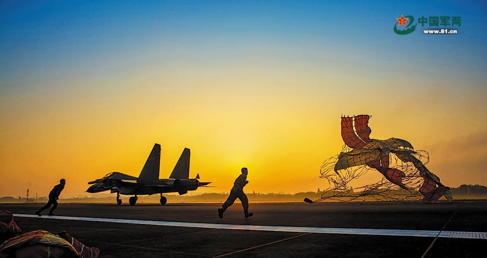 暗夜,战鹰列阵出征!空军某场站保障夜间飞行训练影像 暗夜,战鹰列阵出征!空军某场站保障夜间飞行训练影像