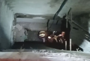 一出溜，5岁女童滑进15米深的“钢筋井”中