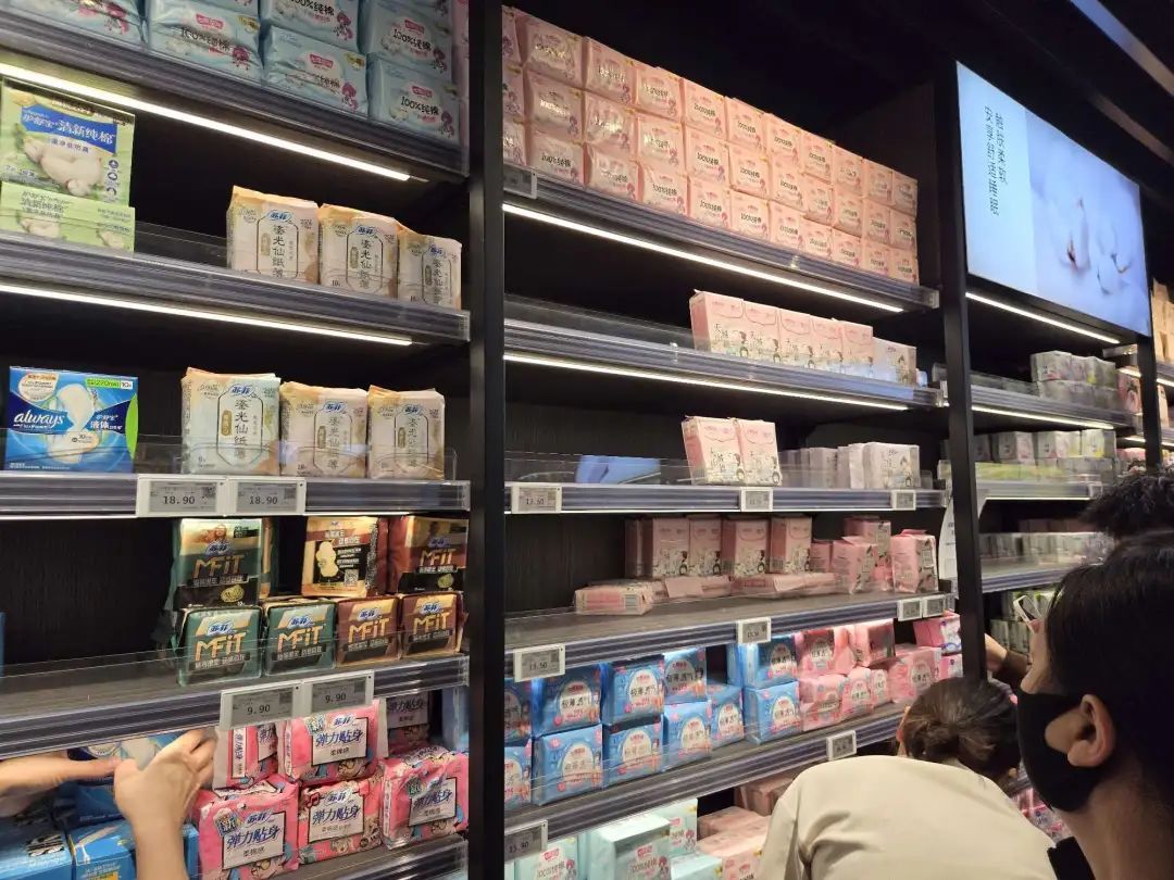 胖东来卫生巾遭哄抢？记者实探：货架半空！你怎么看？