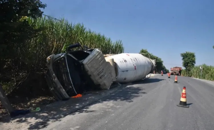 会车时选择“硬碰硬”,结果自己遭了殃…… 会车时选择“硬碰硬”,结果自己遭了殃……