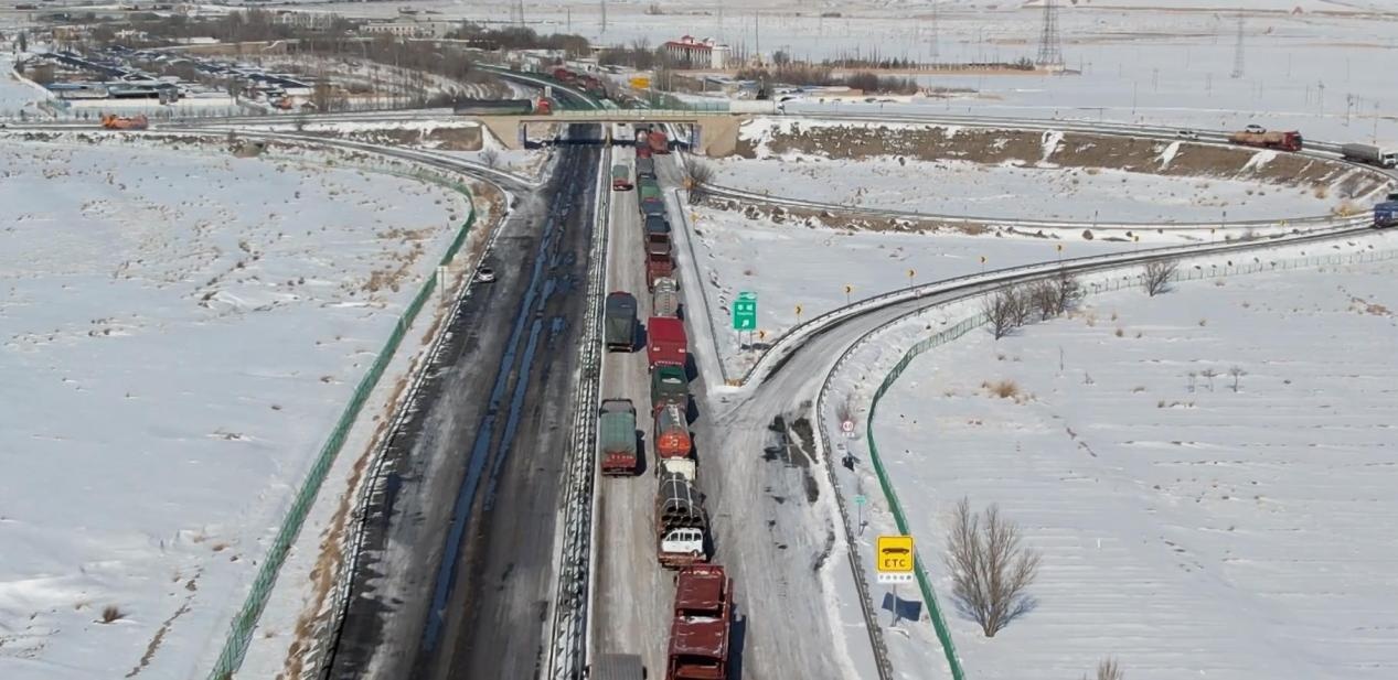 甘肃张掖积极应对降雪天气 及时帮助受困群众