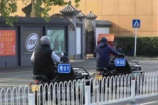 划破头盔、增大风阻,骑手头盔上这些东西可能会要命! 划破头盔、增大风阻,骑手头盔上这些东西可能会要命!