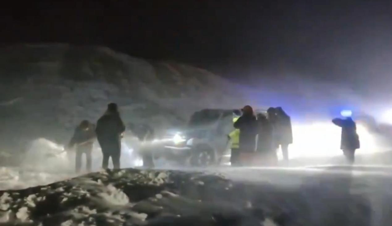 甘肃张掖积极应对降雪天气 及时帮助受困群众