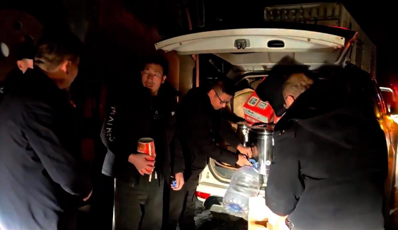 甘肃张掖积极应对降雪天气 及时帮助受困群众