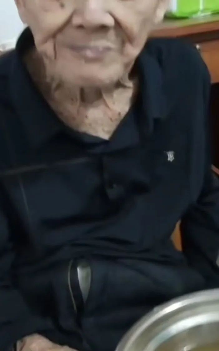 触目惊心!90多岁老人遭养老院护工殴打近一年?官方回应 触目惊心!90多岁老人遭养老院护工殴打近一年?官方回应