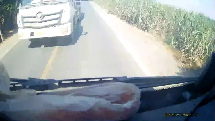 会车时选择“硬碰硬”,结果自己遭了殃…… 会车时选择“硬碰硬”,结果自己遭了殃……