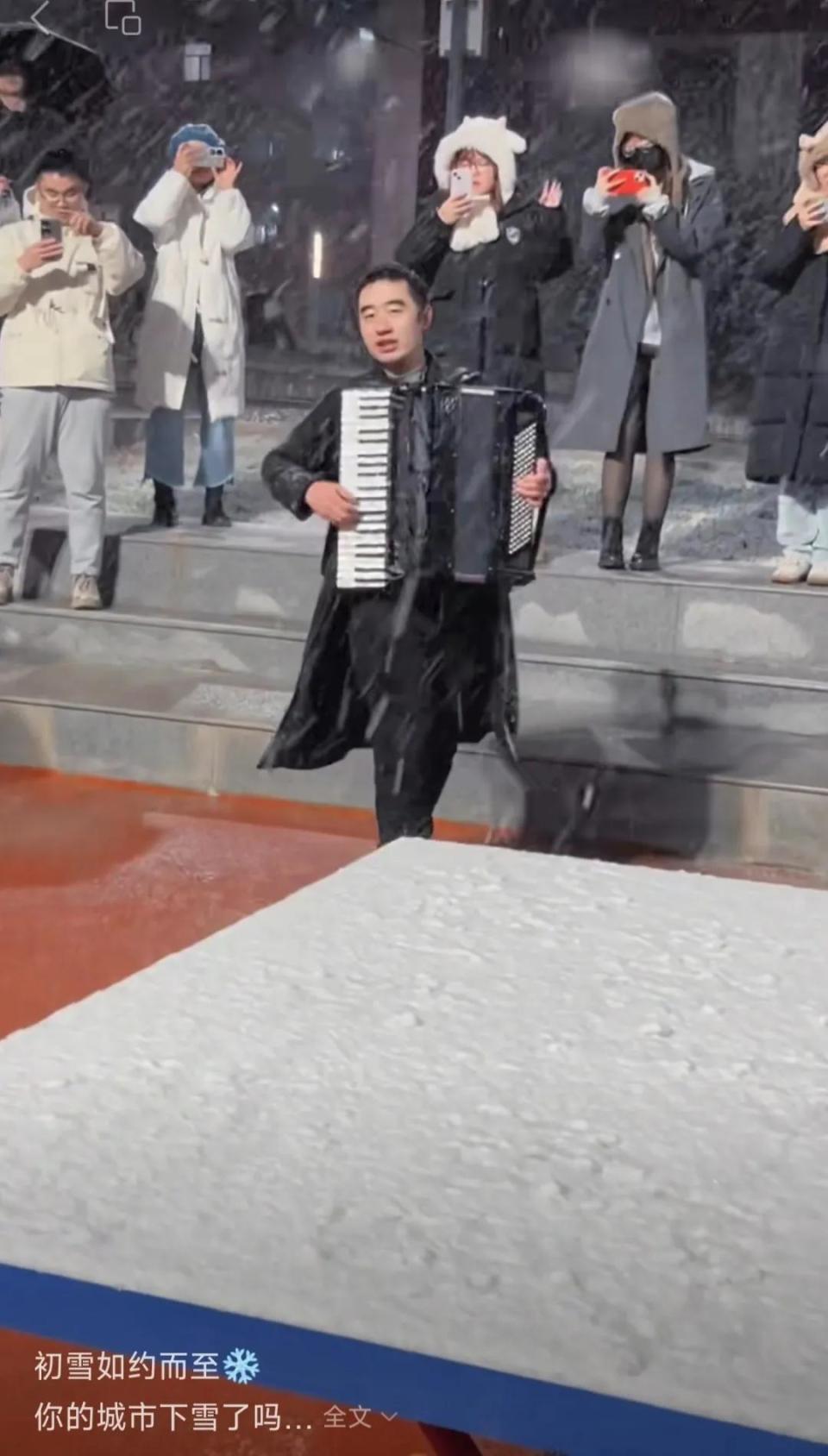 大学生雪夜合唱《后来》，刘若英转发写下两个字