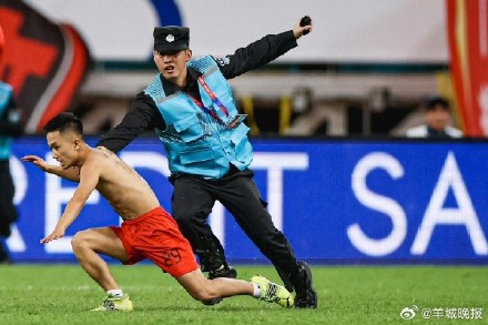 国足vs日本冲场球迷被行政拘留10日