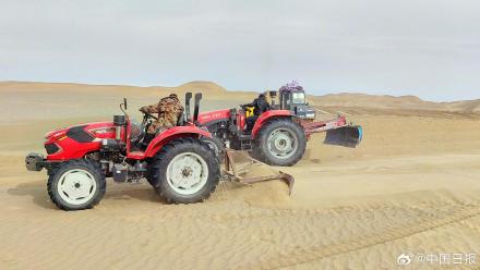 锁边“合龙”!塔克拉玛干沙漠的围巾织好了 锁边“合龙”!塔克拉玛干沙漠的围巾织好了