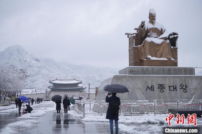 韩国大雪致150架航班取消 首尔积雪量刷新历年同月纪录 韩国大雪致150架航班取消 首尔积雪量刷新历年同月纪录