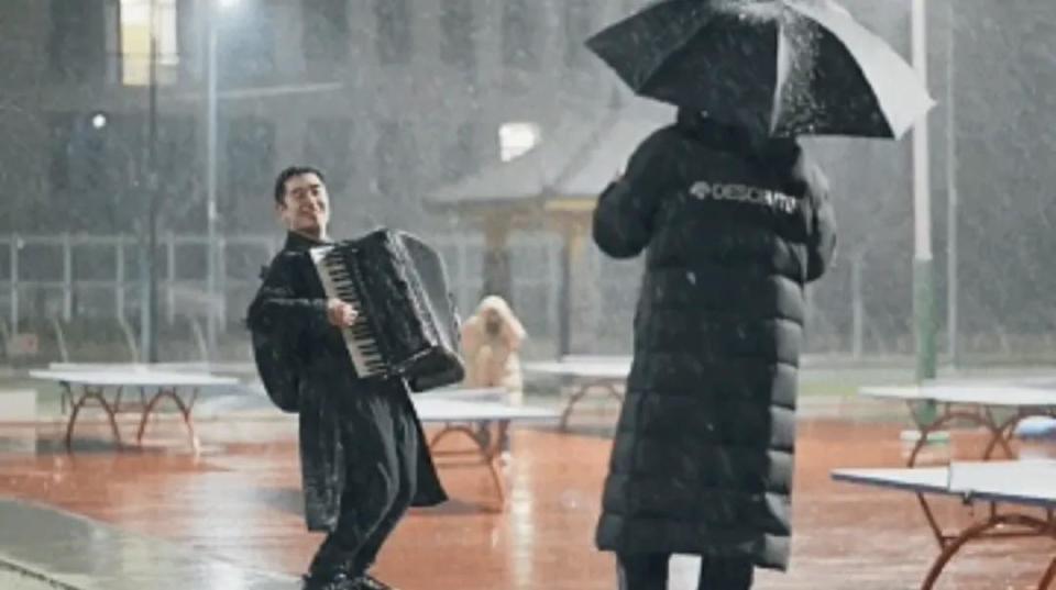 大学生雪夜合唱《后来》，刘若英转发写下两个字