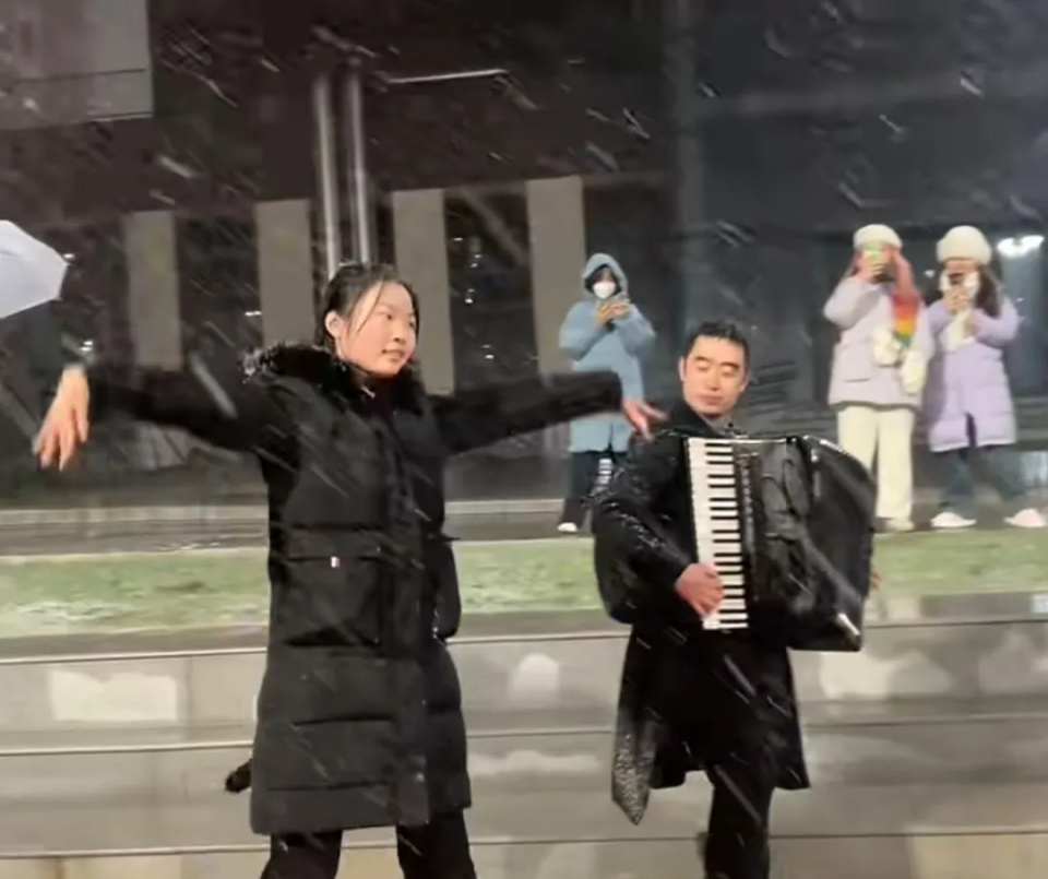 大学生雪夜合唱《后来》，刘若英转发写下两个字