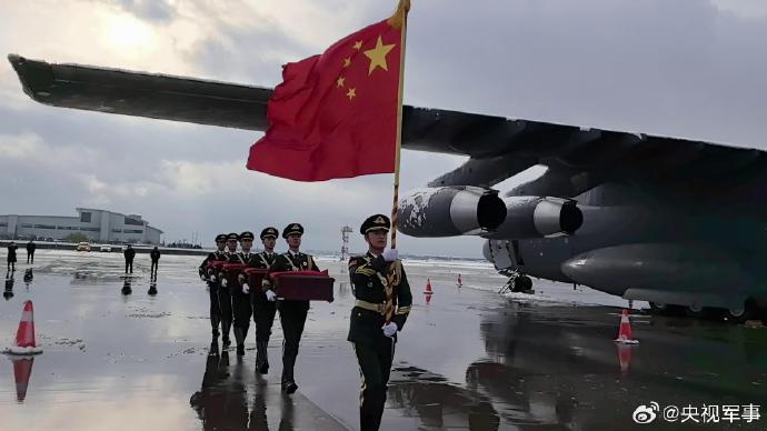 礼兵国旗领路护送烈士遗骸登上运-20