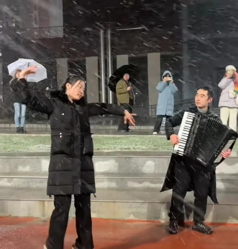 大学生雪夜合唱《后来》，刘若英转发写下两个字