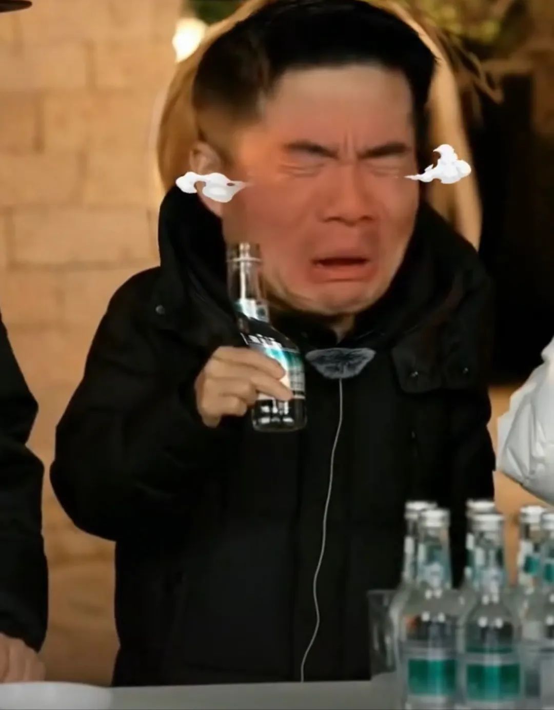 一喝一个不吱声！董宇辉喝完青岛“神水”表情失控：瞬间对青岛的朋友多了一份敬意！