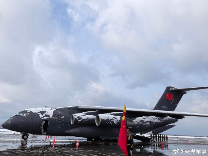 礼兵国旗领路护送烈士遗骸登上运-20