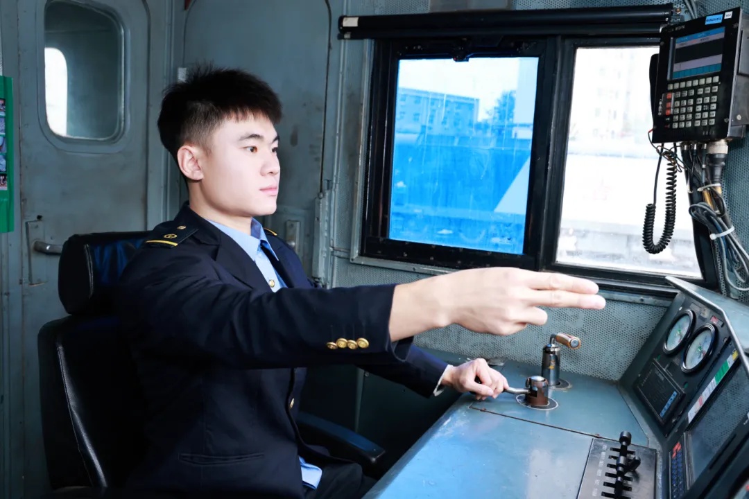 真牛！“00”后火车司机，还是个摔跤冠军！