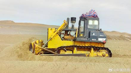 锁边“合龙”!塔克拉玛干沙漠的围巾织好了 锁边“合龙”!塔克拉玛干沙漠的围巾织好了