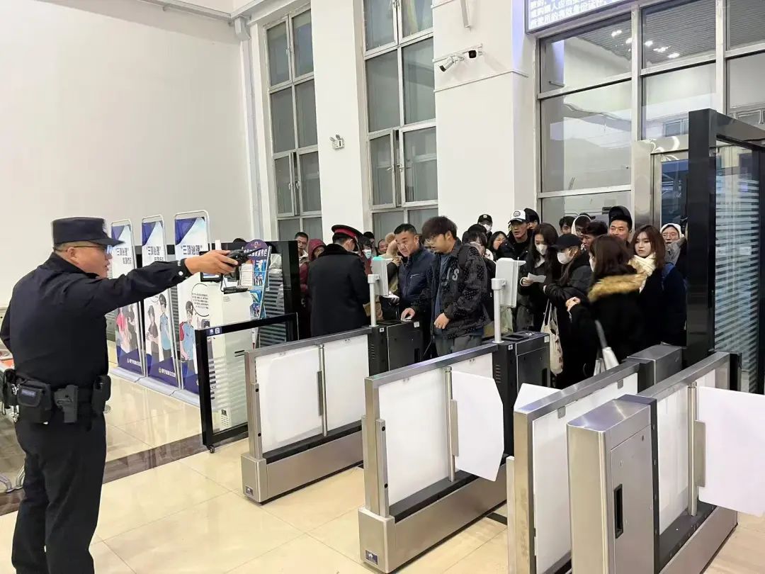 “一位旅客也没有落下！” 他们做到了！