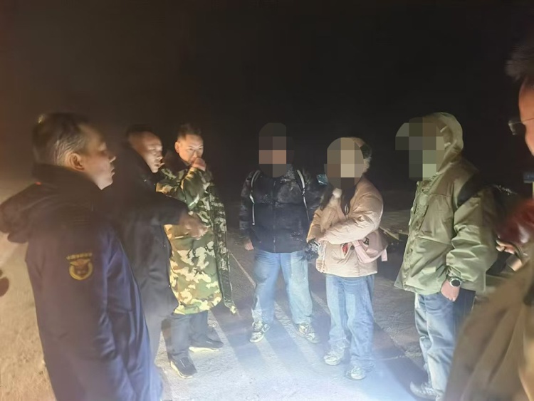 3人擅闯四川九顶山未开发区域迷路，16名救援人员深夜施救