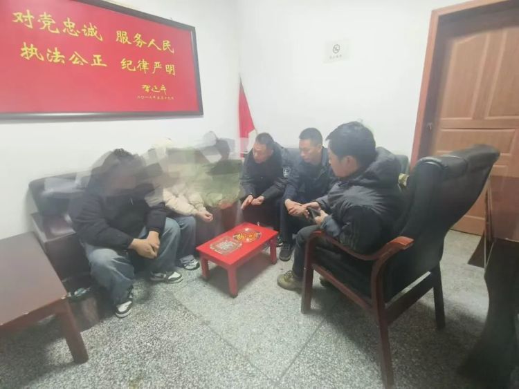 三人迷路“黑龙池” 救援队夜登九顶山将其寻回 三人迷路“黑龙池” 救援队夜登九顶山将其寻回