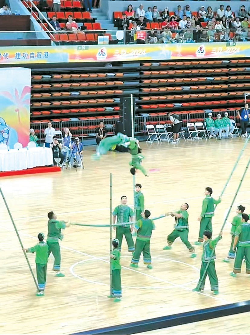 “竹上空翻”走红 16名队员赛前筹备一年 “竹上空翻”走红 16名队员赛前筹备一年