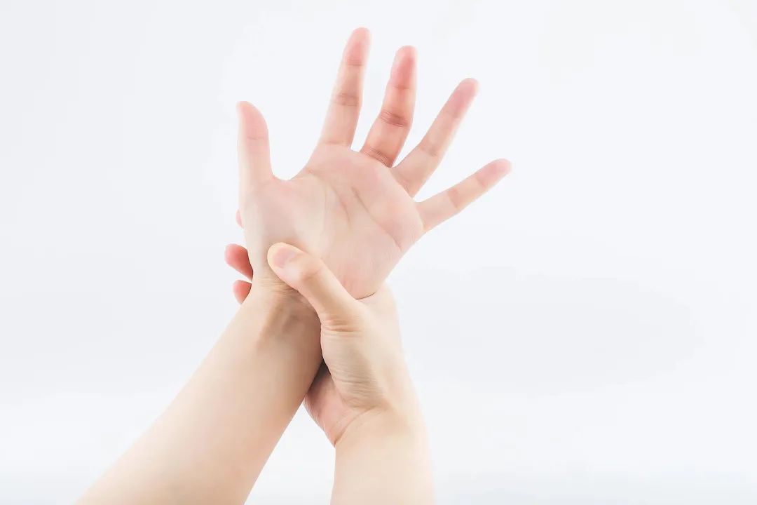 血脂、血糖高不高，“看眼”就知道，这样做帮你把它们稳住