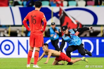 国足vs日本冲场球迷被行政拘留10日