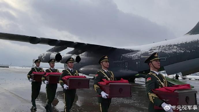 礼兵国旗领路护送烈士遗骸登上运-20