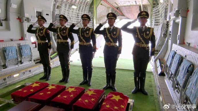 礼兵国旗领路护送烈士遗骸登上运-20