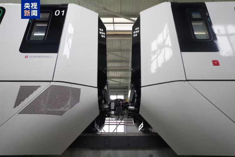 全球首列机场跨坐式单轨列车下线
