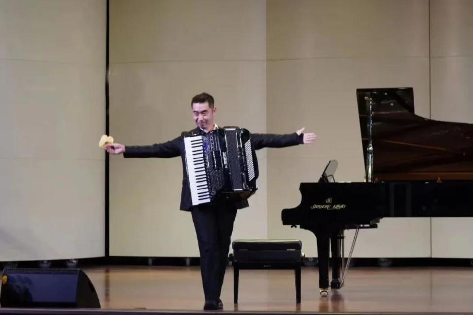 大学生雪夜合唱《后来》，刘若英转发写下两个字