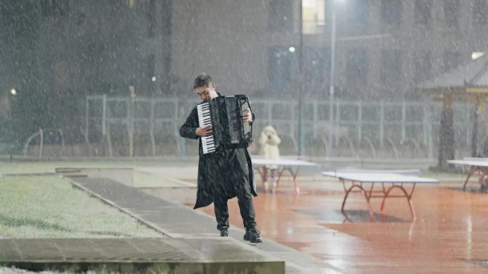 大学生雪夜合唱《后来》，刘若英转发写下两个字