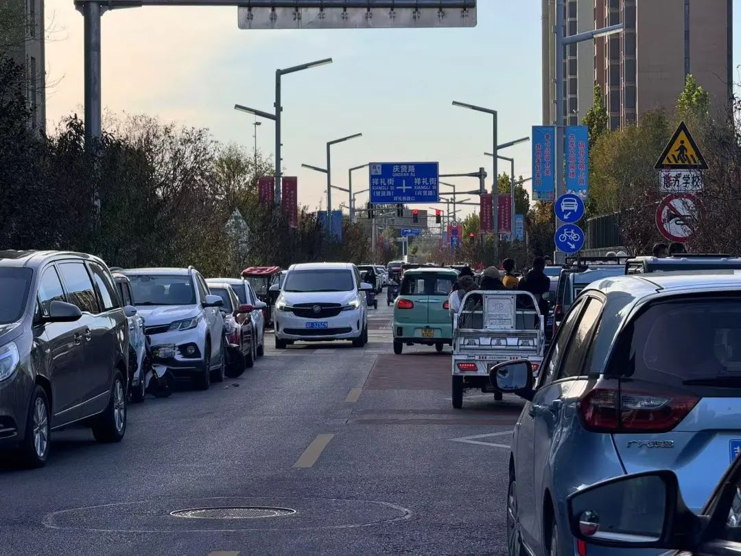 北京这条路南北分两截，一道石墩导致绕行两公里，为啥还不通？