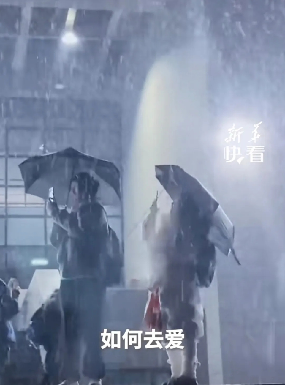 大学生雪夜合唱《后来》，刘若英转发写下两个字