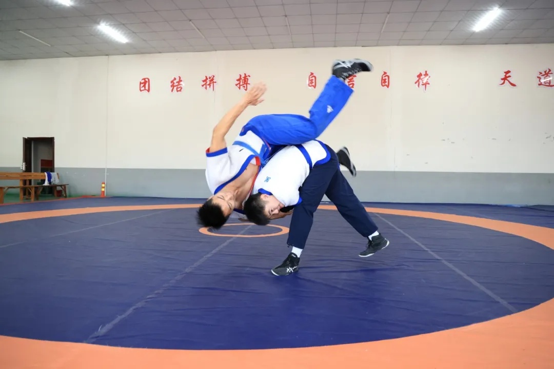 真牛！“00”后火车司机，还是个摔跤冠军！