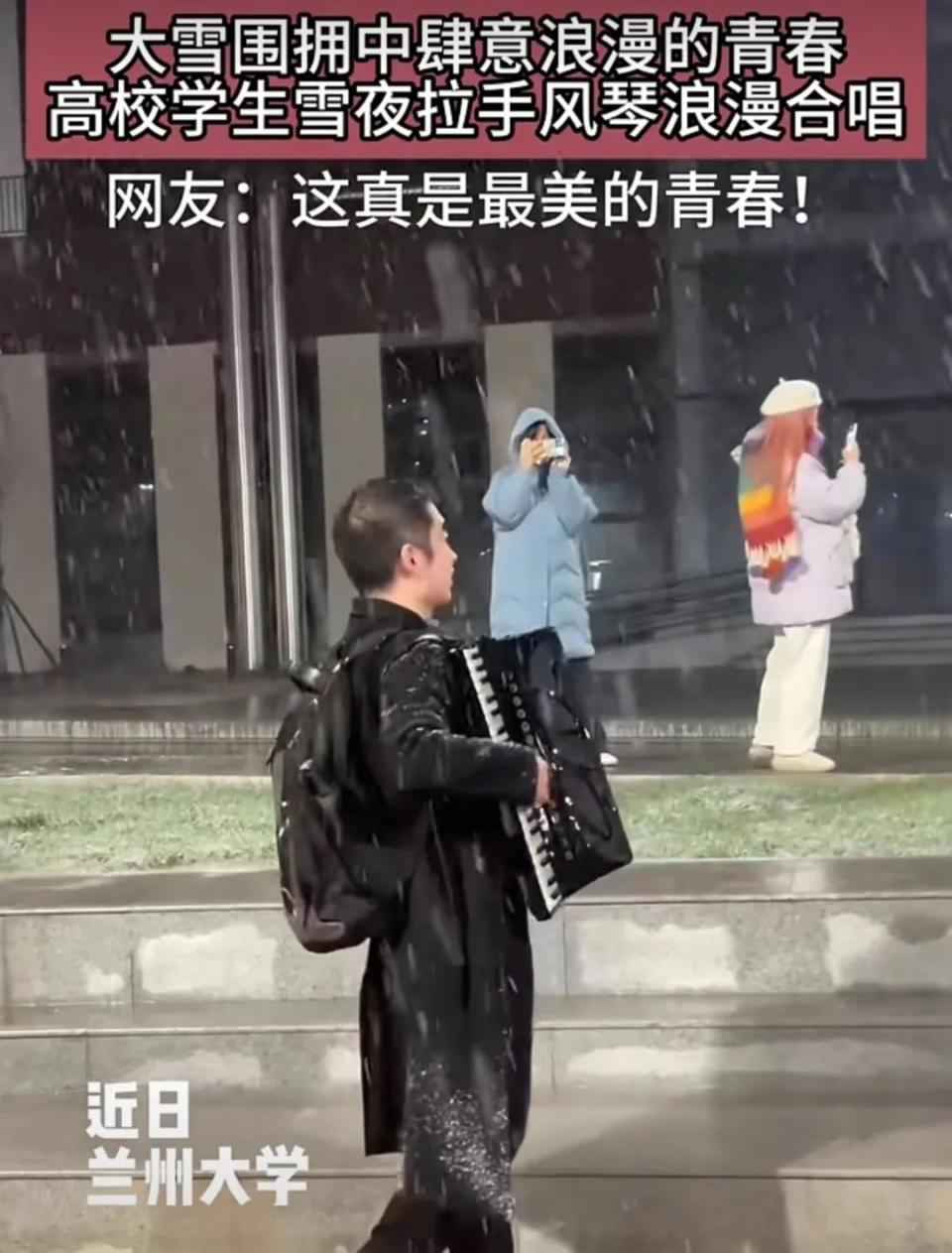 大学生雪夜合唱《后来》，刘若英转发写下两个字