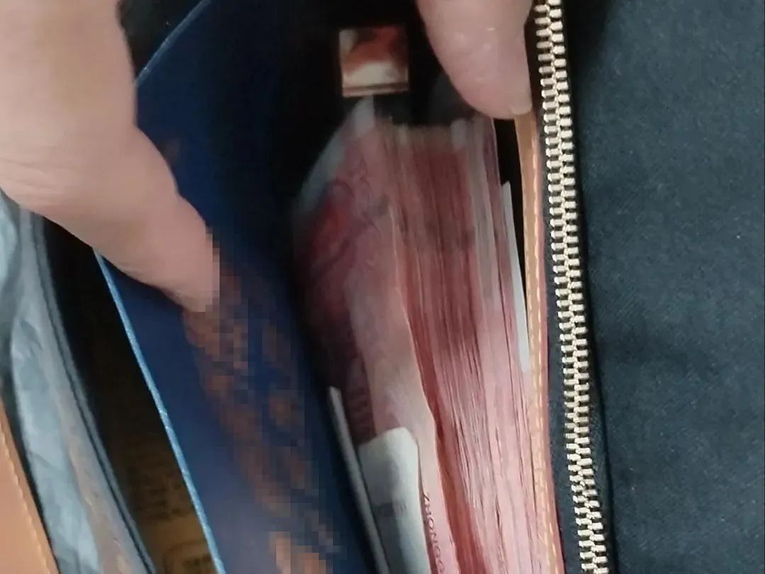 包里装着近万元现金，丢了全然不知！直到民警打来电话→